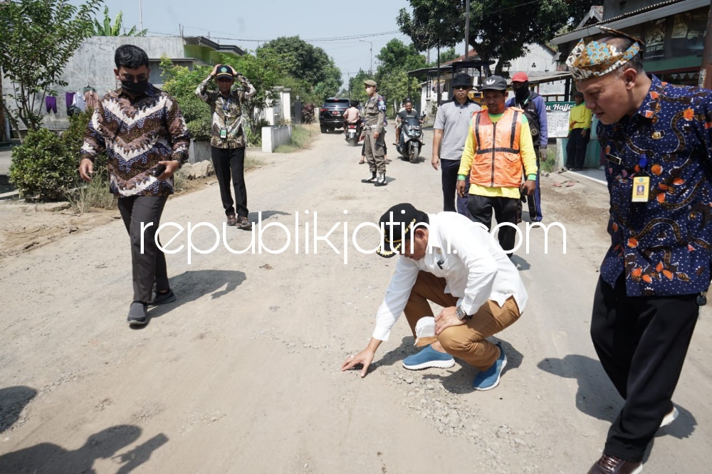 SIDAK - Wabup Sidoarjo Subandi menggelar sidak proyek perbaikan jalan aspal di Desa Singogalih, Kecamatan Tarik, Sidoarjo yang diberi bahan baku berkualitas jelek memicu Wabup marah-marah, Jumat (09/12/2022).