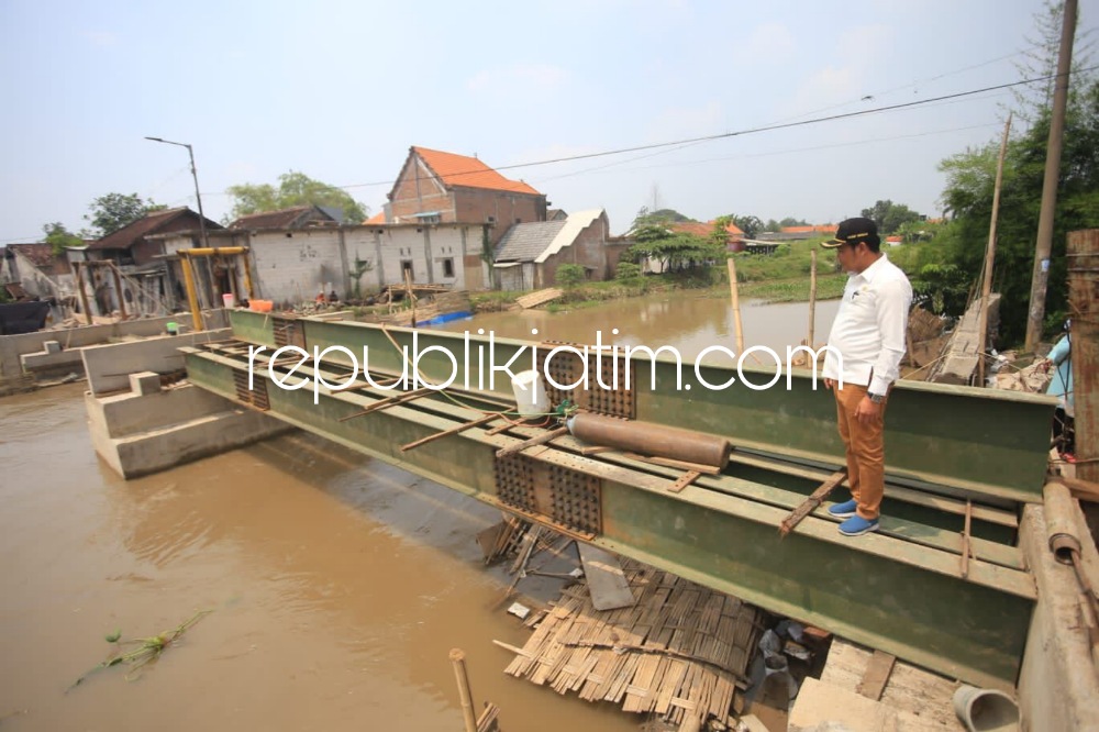 LAMBAT - Untuk kali kedua, Wakil Bupati (Wabup) Sidoarjo, Subandi menggelar inspeksi mendadak (sidak) proyek pembangunan Jembatan Desa Kraton, Kecamatan Krian, Sidoarjo yang pekerjaannya terlambat, Jumat (09/12/2022).