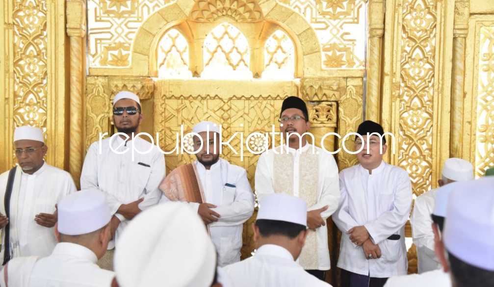 DZIKIR - Bupati Sidoarjo, Ahmad Muhdlor Ali dan Ketua DPRD Sidoarjo Usman hadir dalam majelis dzikir mejadi taman surga di dunia, Minggu (11/12/2022).