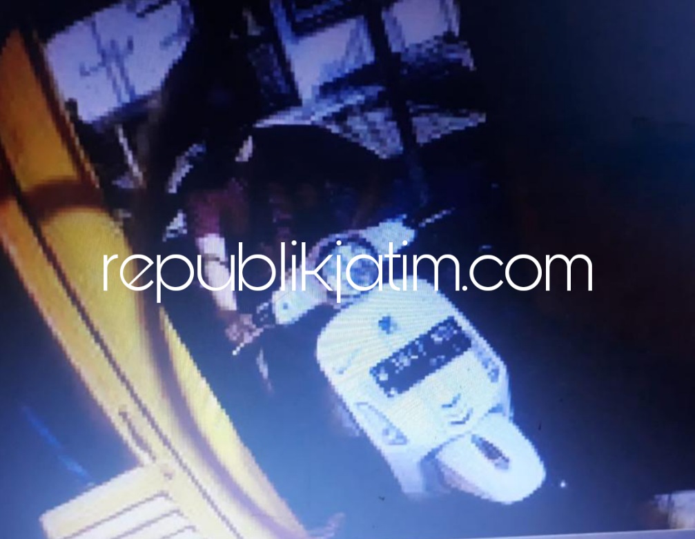 TEREKAM - Pencuri yang membawa kabur motor Vespa Piaggio Primavera putih bernopol W 3847 NDL terekam CCTV saat meninggalkan parkiran di salah satu mall yang ada di JL Pahlawan, Sidoarjo Kota, kemarin.