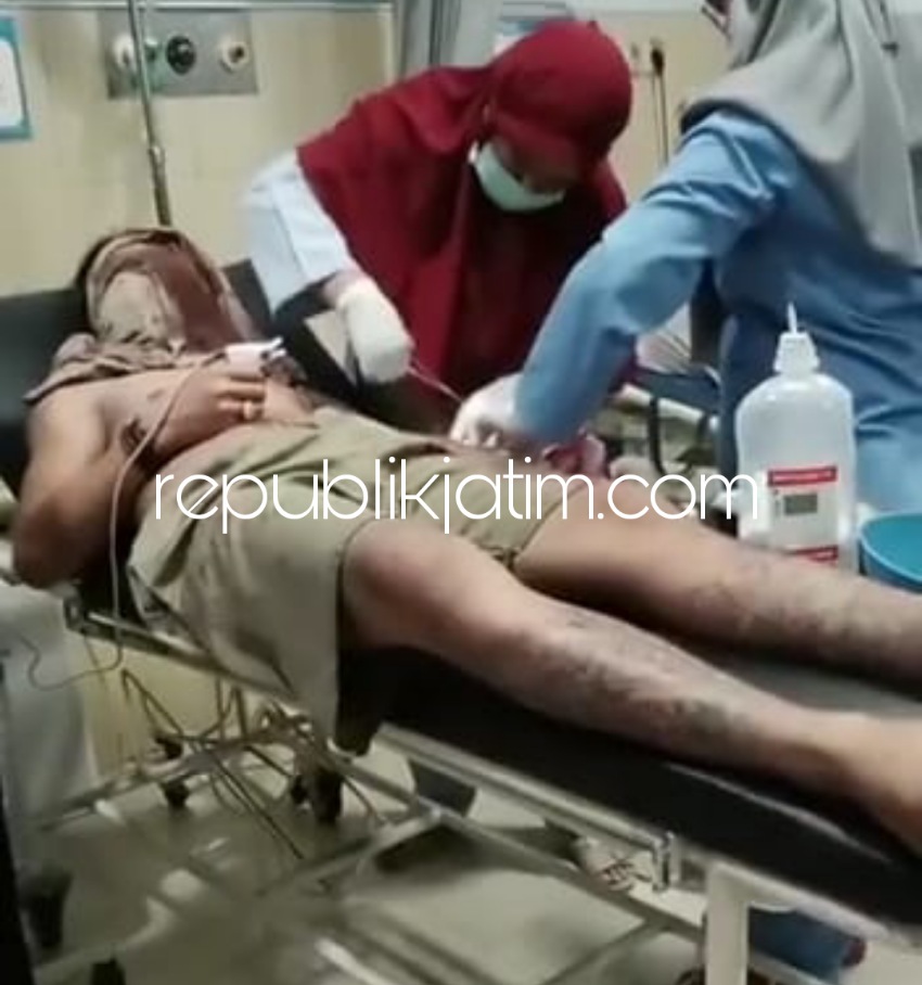 DIRAWAT - Korban begal M Nurdin (29) warga Desa Lemujut, Kecamatan Krembung, Sidoarjo yang jadi korban pembacokan begal mendapat perawatan tim medis rumah sakit kemarin. 