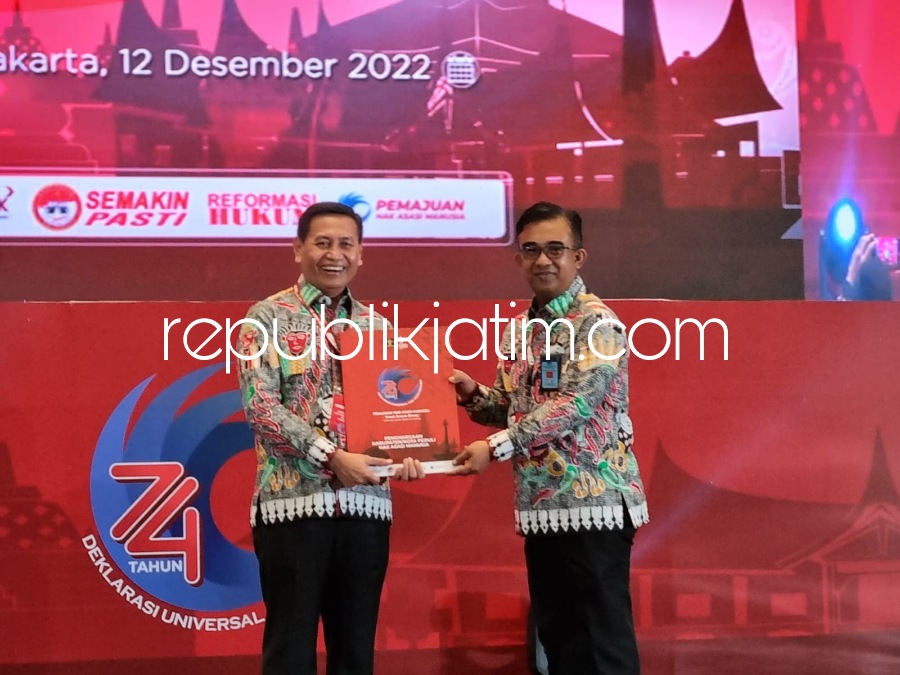 PENGHARGAAN - Sebanyak 23 daerah di Jatim ditetapkan sebagai kabupaten/kota peduli HAM oleh Kemenkumham RI dengan jumlah terbanyak dalam satu provinsi di level nasional yang digelar di digelar di Hotel Sultan Jakarta, Senin (12/12/2022).