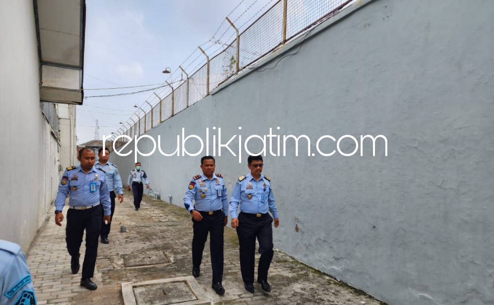 TINJAU - Kadivpas Kemenkumham Jatim, Teguh Wibowo yang melakukan peninjauan lokasi pelemparan narkoba di Lapas Mojokerto, Selasa (13/12/2022).