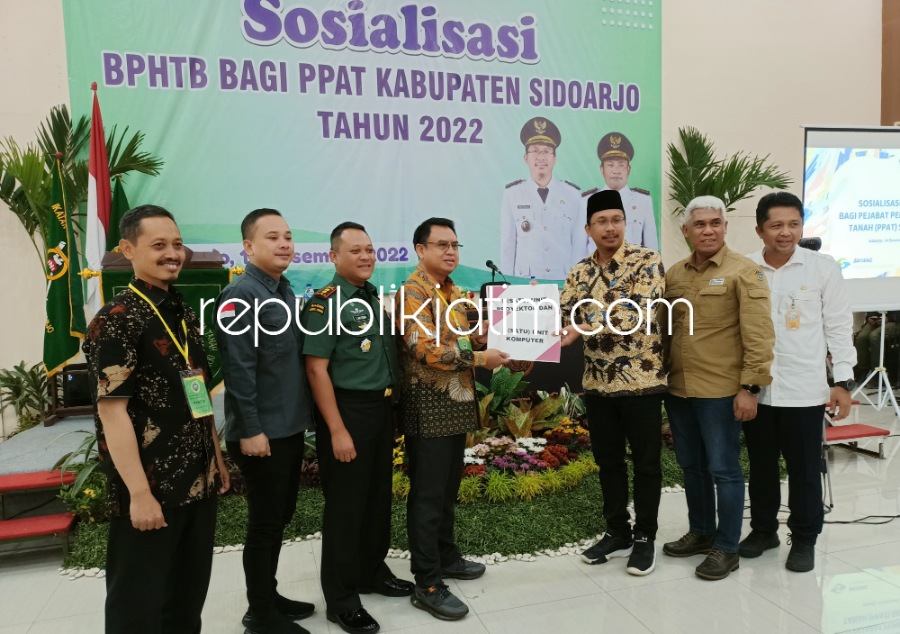 APRESIASI - Bupati Sidoarjo Ahmad Muhdlor Ali mengapresiasi kinerja BPPD, IPPAT dan BPN Sidoarjo menggenjot kenaikan pendapatan dari sektor BPHTB saat Sosialisasi BPHTB bagi PPAT di Kantor Sekretariat IPPAT di Kavling DPR Sidoarjo, Rabu (14/12/2022).