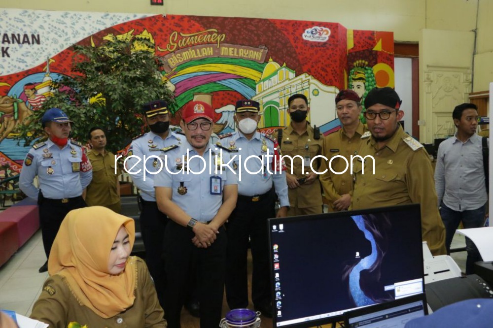 RESMIKAN - Kepala Divisi Keimigrasian Kanwil Kemenkumham Jawa Timur, Hendro Tri Prasetyo dan Bupati Sumenep, Achmad Fauzi meresmikan unit layanan paspor di Mall Pelayanan Publik (MPP) Sumenep, Selasa (13/12/2022).