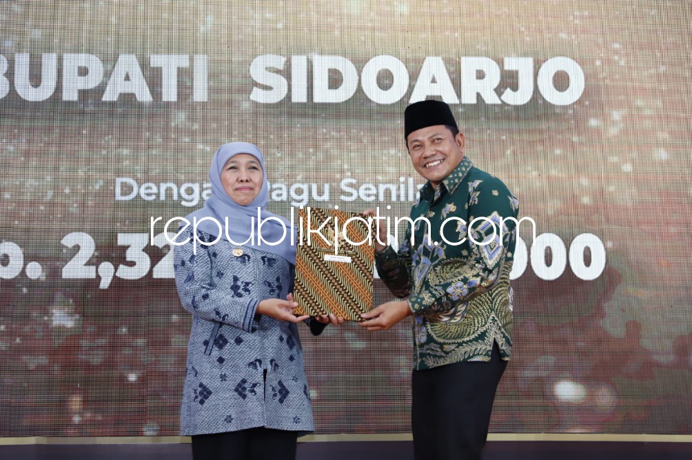 PENGHARGAAN - Wabup Sidoarjo, Subandi terima penghargaan Penyalur Kredit Usaha Rakyat (KUR) terbaik se Jatim dari Gubernur Khofifah Indar Parawansa saat penyerahan DIPA dan TKD 2023 ke 38 kabupaten/kota di Gedung Negara Grahadi, Kamis (16/12/2022).