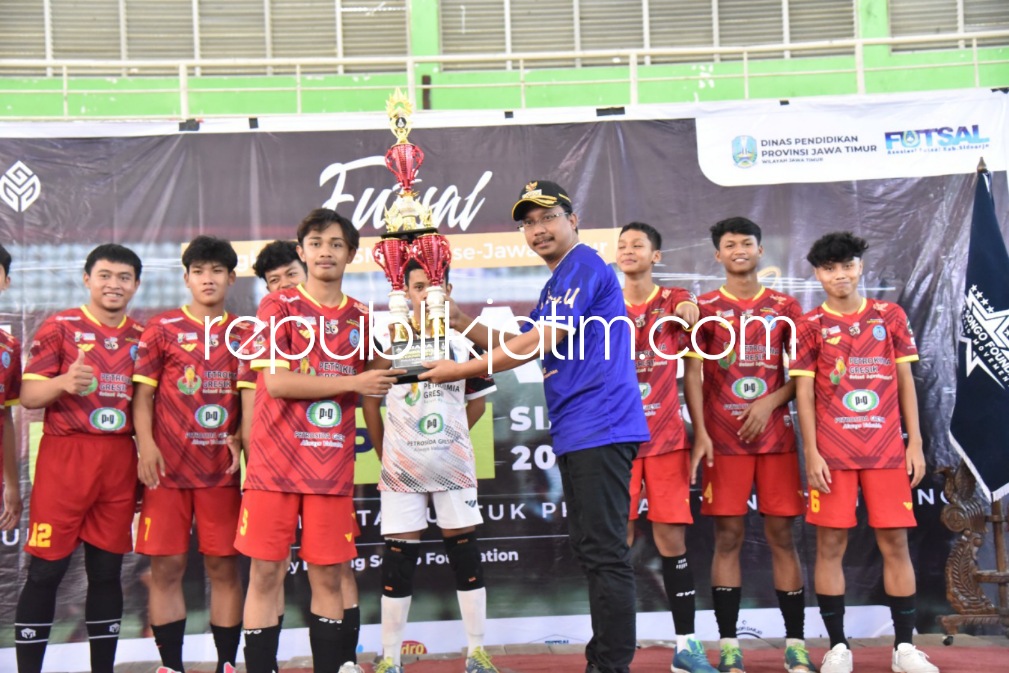 JUARA - Bupati Sidoarjo, Ahmad Muhdlor Ali menyerahkan piala dan sertifikat secara langsung kepada atlet futsal SMAN 4 Sidoarjo sebagai jaura I Turnamen Futsal Jayandaru Cup di gedung Serbaguna GOR Sidoarjo, Minggu (18/12/2022).