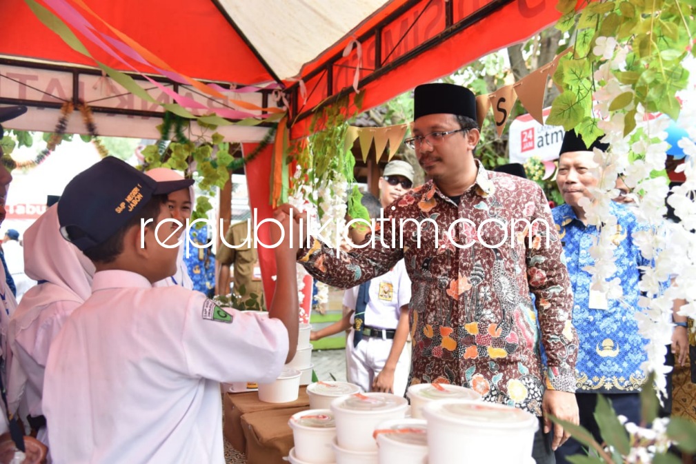 MAMIN - Bupati Sidoarjo Ahmad Muhdlor Ali membuka Bazar 100 jenis makanan dan minuman (Mamin) tradisional yang diproduksi pelajar SMPN 1 Jabon, Senin (19/12/2022). 