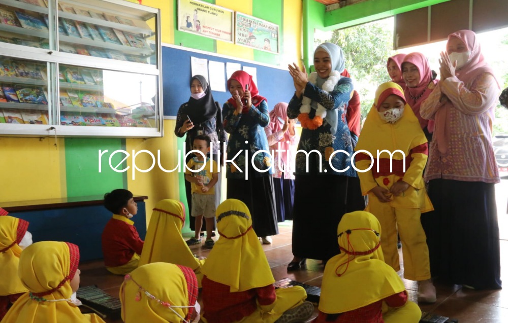 MONEV - Bunda PAUD Kabupaten Sidoarjo, Ny Sa’ada Ahmad Muhdlor yang akrab disapa Ning Sasha melaksanakan Monitoring dan Evaluasi (Monev) di beberapa Pendidikan Anak Usia Dini (PAUD) yang tersebar di Sidoarjo, Senin (19/12/2022).