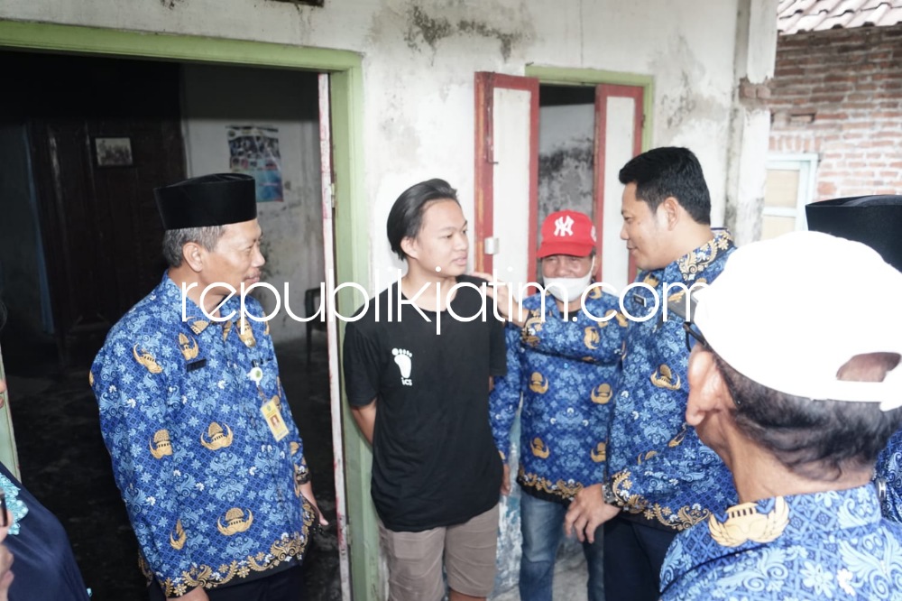 SIDAK - Wakil Bupati (Wabup) Sidoarjo, Subandi menggelar inspeksi mendadak (Sidak) ke rumah janda Mu’atifin (54) yang hidup bersama anaknya Dimas Krisnanda Rizki (18) yang putus sekolah di Desa Watutulis, Kecamatan Prambon, Sidoarjo, Senin (19/12/2022).