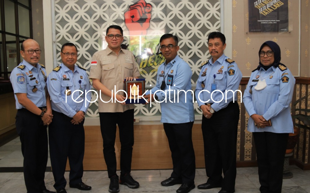 KUNJUNGAN - Anggota Komisi III DPR RI, Arteria Dahlan berharap jajaran Kanwil Kemenkumham Jatim bisa all uut mensosialisasikan KUHP baru saat kunjungan kerja masa reses, Senin (19/12/2022).