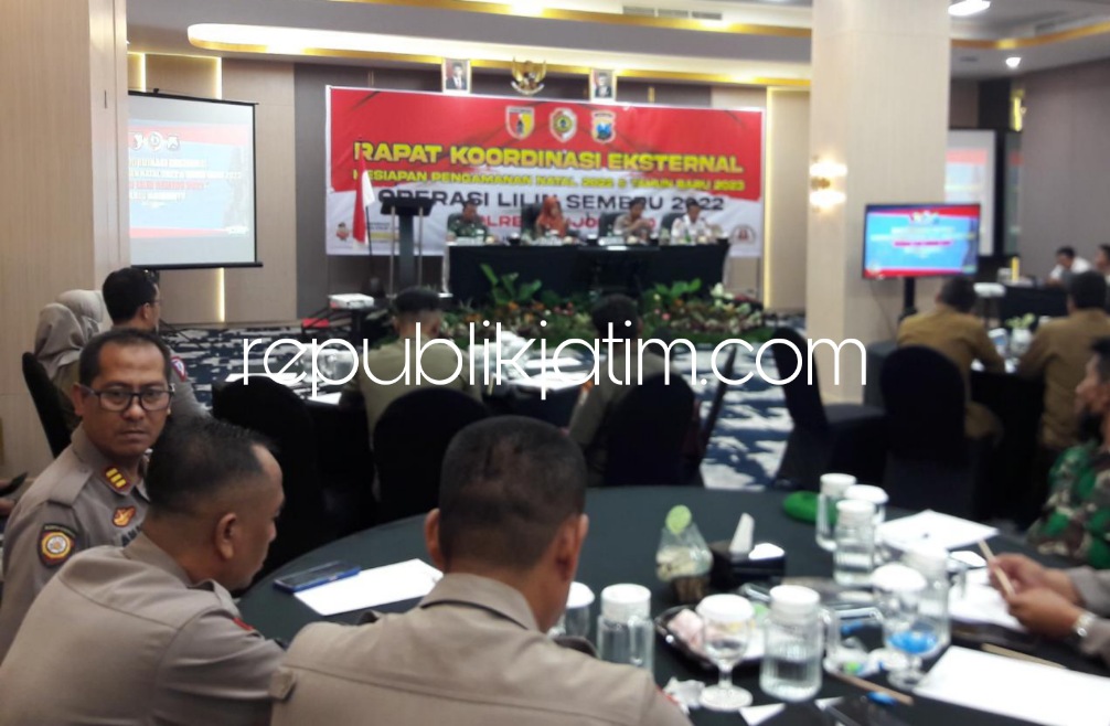 PENGAMANAN - Kapolres Mojokerto, AKBP Apip Ginanjar memimpin Rapat Koordinasi Eksternal Persiapan Nataru 2023 yang digelar di salah satu Hotel di Kawasan Puri, Mojokerto, Senin (19/12/2022). 