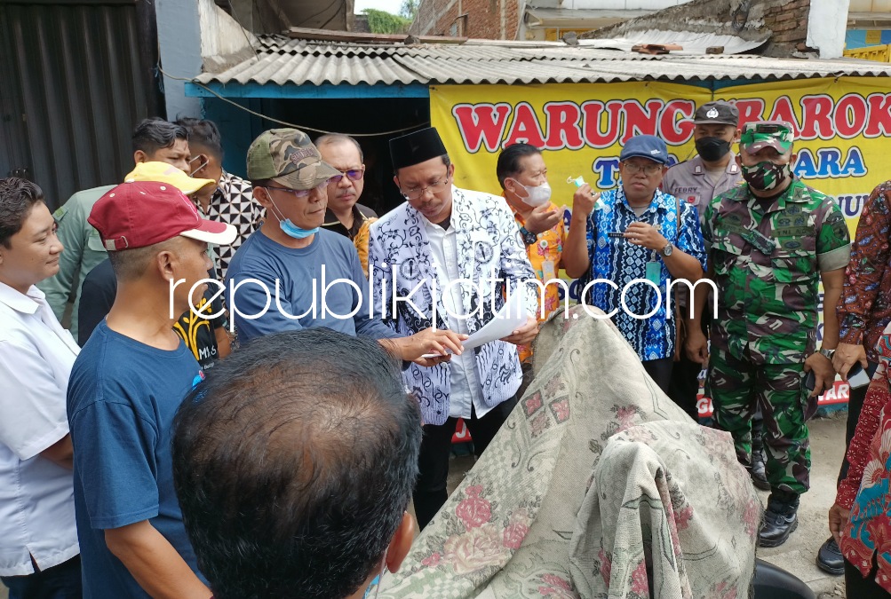 SIDAK - Bupati Sidoarjo Ahmad Muhdlor Ali Tahun 2023 berencana menyiapkan revitalisasi drainase (saluran air) yang ada di dalam Pasar Wadungasri, Kecamatan Waru, Sidoarjo agar tidak menjadi langganan banjir, Selasa (20/12/2022).