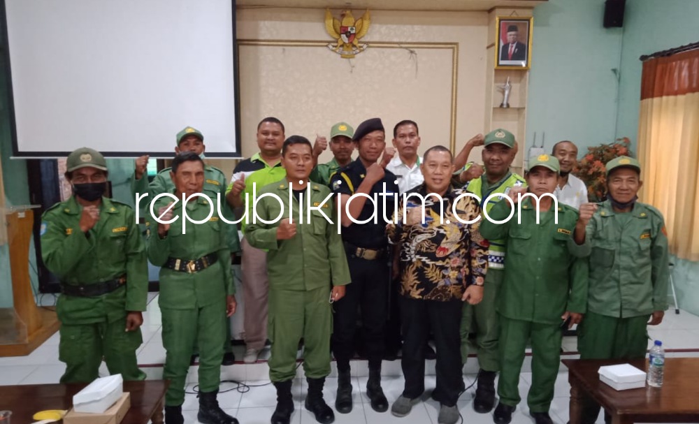 USULKAN - Sekretaris Komisi A DPRD Sidoarjo, Warih Andono mengusulkan ke Pemda Sidoarjo agar Linmas menerima insentif ketika bertemu perwakilan Linmas dari 23 desa se Kecamatan Wonoayu saat pembekalan Pengamanan Natal dan Tahun Baru, Rabu (20/12/202022).