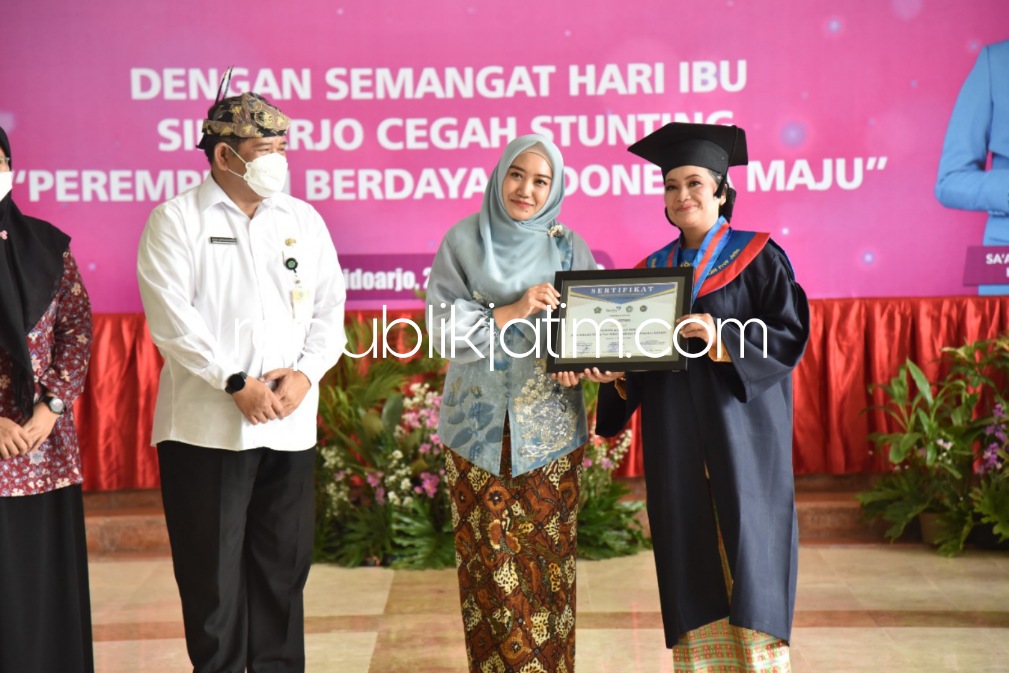 WISUDA - Ketua TP PKK Sidoarjo, Ny Sa’adah Ahmad Muhdlor yang didampingi Kepala DP3KB Pemkab Sidoarjo dr Syaf Satriawarman menggelar wisuda 30 kader Sekolah Orang Tua Hebat (SOTH) BKB Villa Jasmine di Pendopo Delta Wibawa, Rabu (21/12/2022).