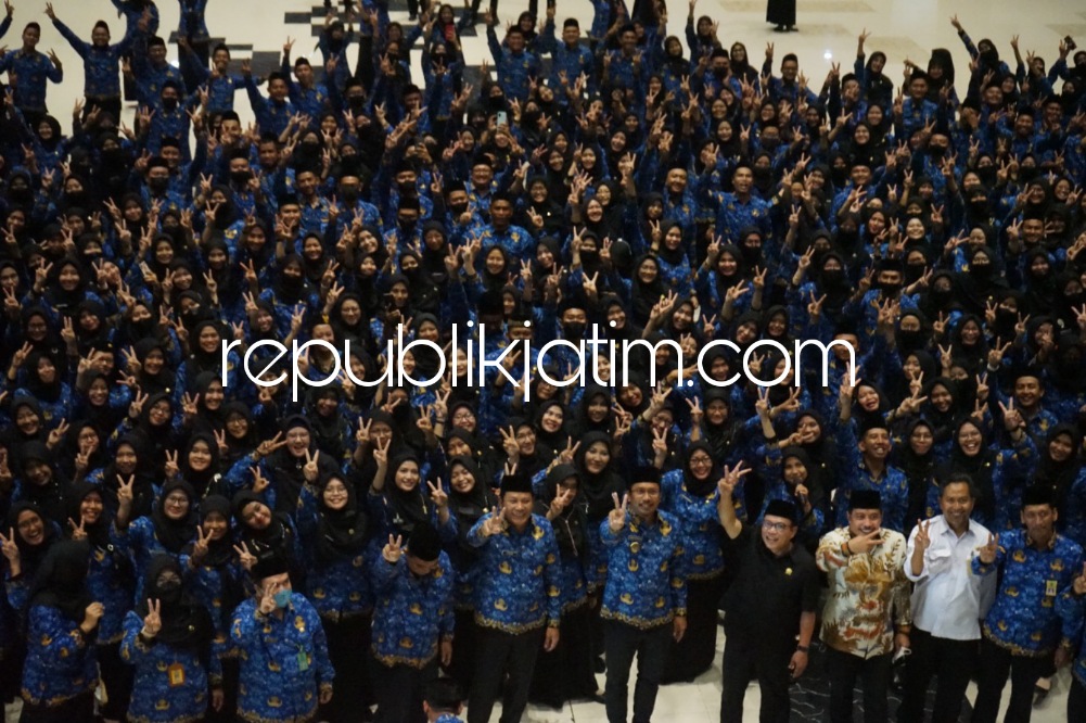 PNS - Bupati Sidoarjo Ahmad Muhdlor Ali menyerahkan SK 714 CPNS yang diangkat menjadi PNS Pemkab Sidoarjo di Aula Mall Pelayanan Publik (MPP) di JL Lingkar Timur, Sidoarjo, Rabu (21/12/2022).