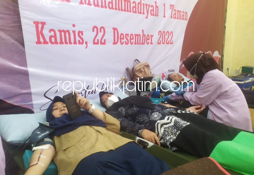 DONOR - Tim donor darah UPT PMI Sidoarjo melaksanakan donor darah di ruang Aula Smamita Sidoarjo yang diikuti para guru, siswa dan warga sekitar lingkungan sekolah dalam rangka peringatan Hari Ibu, Kamis (22/12/2022).