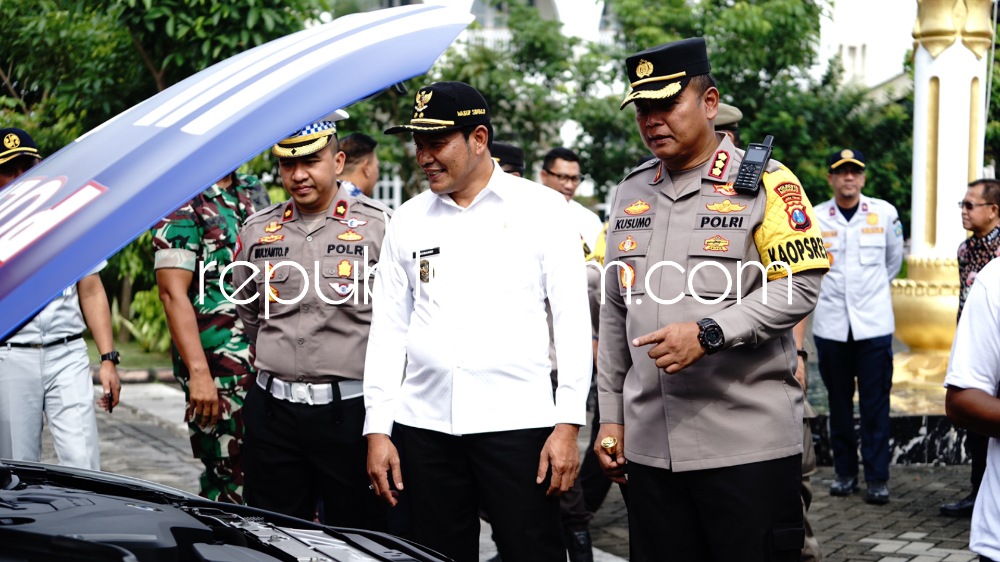 CEK KESIAPAN - Wakil Bupati (Wabup) Sidoarjo, Subandi memimpin Apel Gelar Pasukan Operasi Lilin Semeru 2022 didampingi Kapolresta Sidoarjo Kombes Pol Kusumo Wahyu Bintoro di Polresta Sidoarjo, Kamis (22/12/2022).
