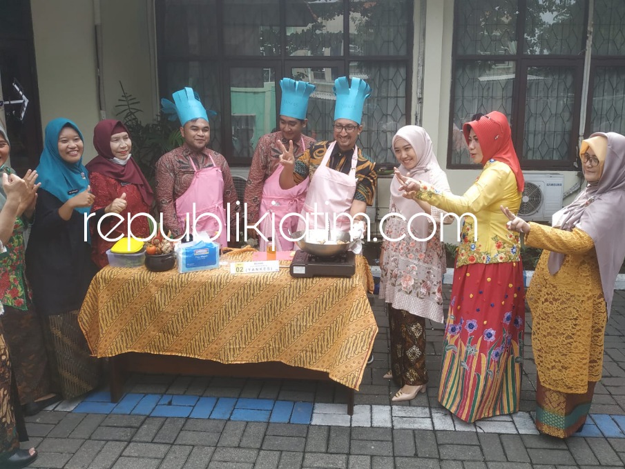 LOMBA MASAK - Para pejabat pria di lingkungan Dinkes Pemkab Sidoarjo mengikuti lomba memasak Nasi Goreng (Nasgor) antar bidang sebagai peringatan Hari Ibu di halaman dinas disaksikan istri Bupati Sidoarjo, Sa'adah Ahmad Muhdlor, Kamis (22/12/2022).