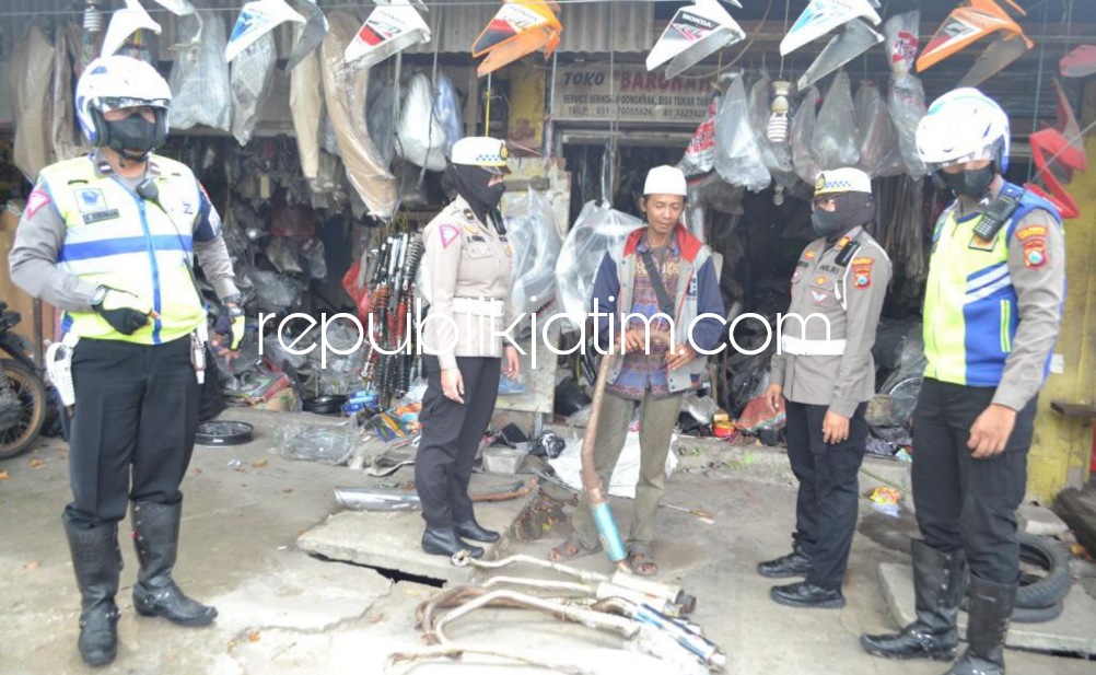 LARANG - Wakasat Lantas Polresta Sidoarjo, AKP Meita Anisa Saputra dan tim turun langsung ‘blusukan’ ke lapak-lapak pasar loak Desa Tenggulunan, Kecamatan Candi, Sidoarjo mengajak pedagang onderdil motor agar tidak menjual knalpot brong, Jumat (23/12/202