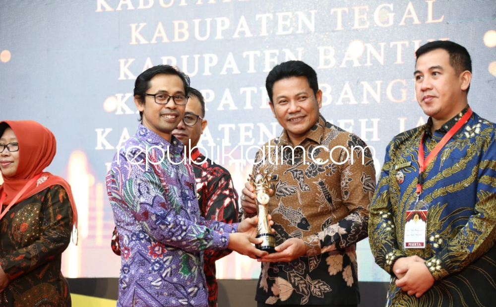 PENGHARGAAN - Pemkab Sidoarjo menerima penghargaan Innovative Government Awards (IGA) 2022 kategori Kabupaten Sangat Inovatif saat Penganugerahan IGA 2022 di Gedung C Lantai III Ruang Sasana Bhakti Praja Kementerian Dalam Negeri, Jumat (23/12/2022).