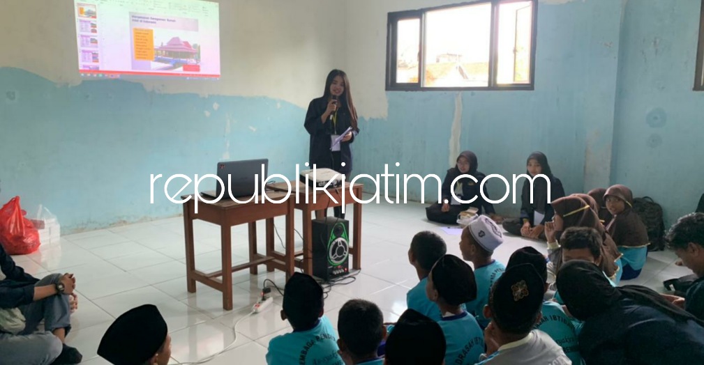 SINAU BARENG - Sebanyak 25 anggota kelompok KKN mahasiswa Universitas PGRI Adi Buana (Unipa) Surabaya menggelar sosialisasi Sinau Bareng di MI As Syakira Desa Keper, Kecamatan Krembung, Sidoarjo, Sabtu (24/12/2022).