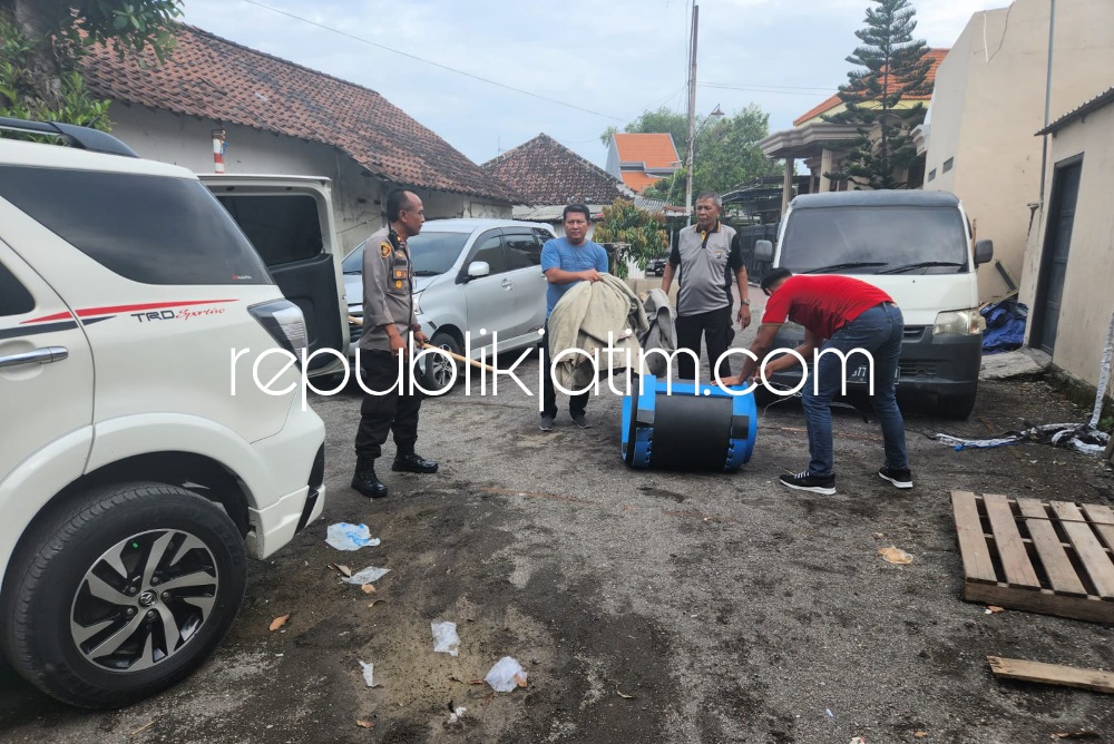 GREBEG - Penggerebekan arena judi sabung ayam di Desa Balongdowo, Kecamatan Candi, Sidoarjo digelar petugas Polsek Candi dipimpin Kapolsek Candi Kompol Soegeng Prajitno tanpa ada penjudi atau pemilik arena judi yang diamankan, Sabtu (24/12/2022).