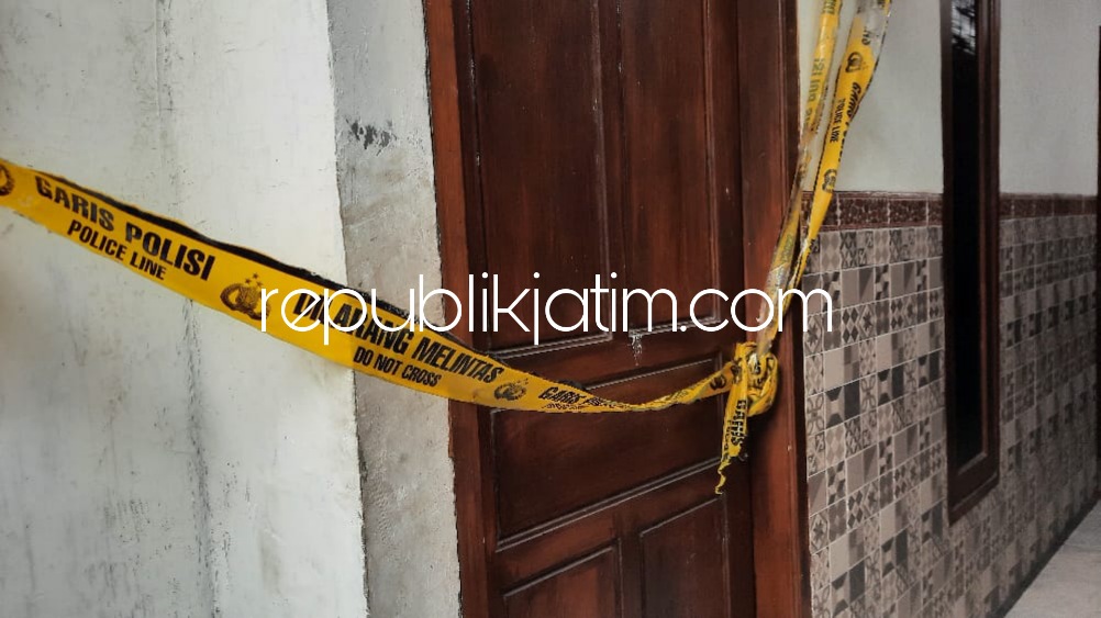TKP - Petugas Polresta Sidoarjo memberi police line kamar lokasi korban perempuan berambut pirang yang diduga jadi korban pembunuhan, Minggu (25/12/2022).