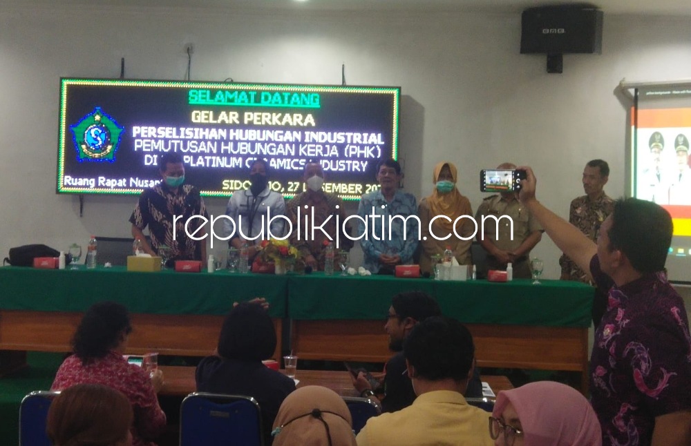 SOSIALISASI - Dinas Tenaga Kerja (Disnaker) Pemkab Sidoarjo menggelar sosialisasi Upah Minimum Kabupaten (UMK) Tahun 2023. Sosialisasi ini diikuti sekitar 100 perwakilan perusahaan yang ada di kawasan Kota Delta, Selasa (27/12/2022).