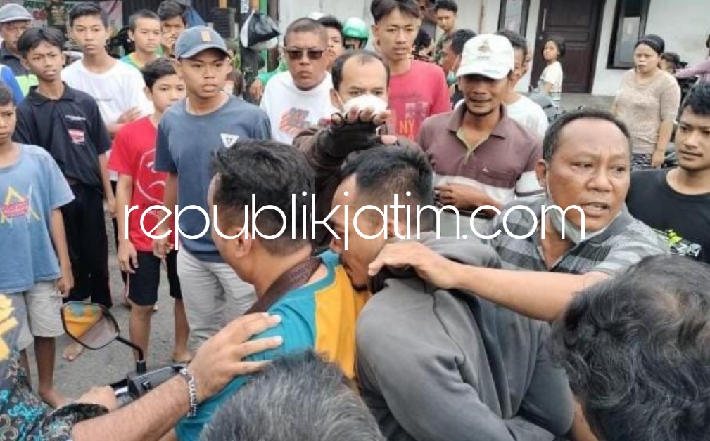 DIAMANKAN - Pelaku penjambretan tas, Kasiono (43) warga Desa Sukolegok, Kecamatan Sukodono diamankan polisi untuk dibawa ke Polsek Tanggulangin untuk proses hukum kasus perampasan tasnya, Selasa (28/12/2022).