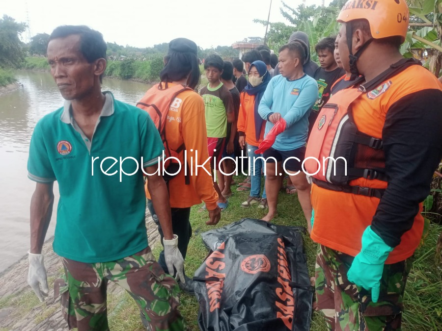 DITEMUKAN - Korban tenggelam di Sungai Rolak Songo, Leo Pradana saat ditemukan tim SAR di Sungai Desa Mliriprowo, Kecamatan Tarik, Sidoarjo, Kamis (29/12/2022) sore.