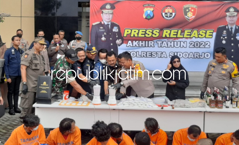 PEMUSNAHAN - Kapolresta Sidoarjo Kombes Pol Kusumo Wahyu Bintoro memimpin pemusnahan massal barang bukti kasus kriminal dan narkotika dihadapan para tersangka di halaman Polresta Sidoarjo, Kamis (29/12/2022).