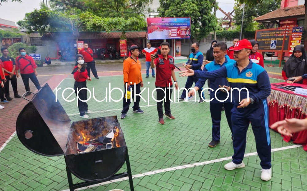 MUSNAHKAN - Tim Satops Patnal Pemasyarakatan Kanwil Kemenkumham Jatim memusnahkan barang bukti hasil penggeledahan kamar hunian warga binaan di 39 TKP Lapas, Rutan dan LPKA di Jatim selama Tahun 2022, Jumat (30/12/2022).
