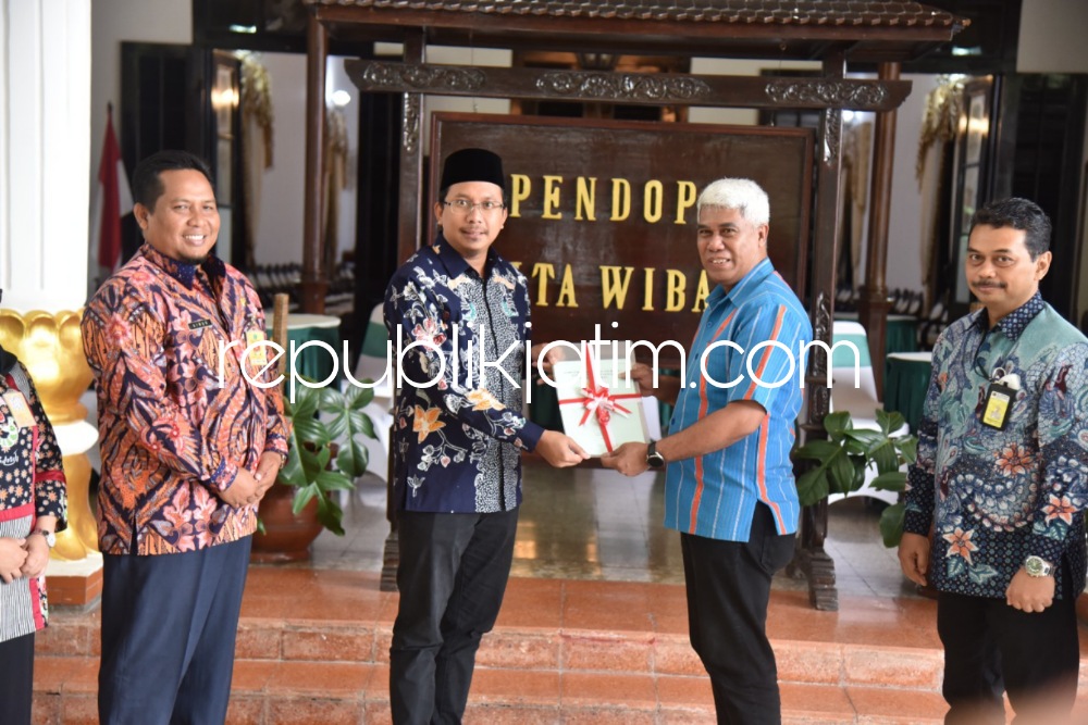 SERTIFIKAT - Kepala Badan Pertanahan Nasional (BPN) Kabupaten Sidoarjo, Yannis Harryzon Dethan secara simbolis menyerahkan 226 sertifikat kepada Bupati Sidoarjo, Ahmad Muhdlor Ali di Pendopo Delta Wibawa, Jumat (30/12/2022).