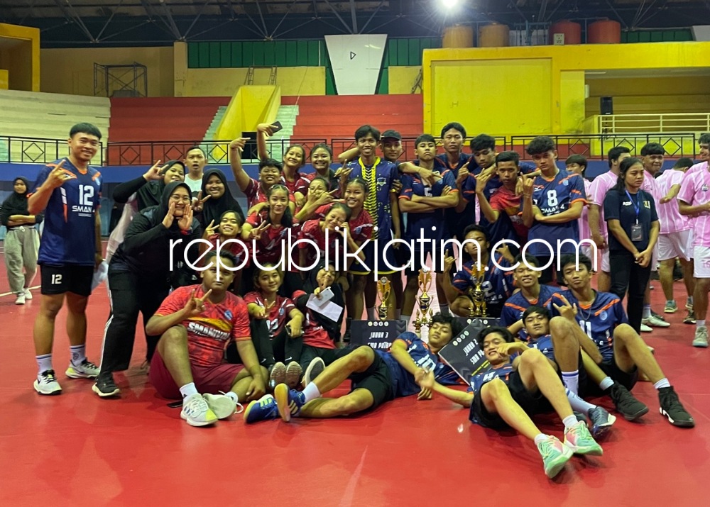 JUARA - Tim putra dan putri Handball (bola tangan) SMA Negeri 4 Sidoarjo berhasil menyabut juara 2 saat turnamen Unesa Cup Tahun 2022, Jumat (30/12/2022). 