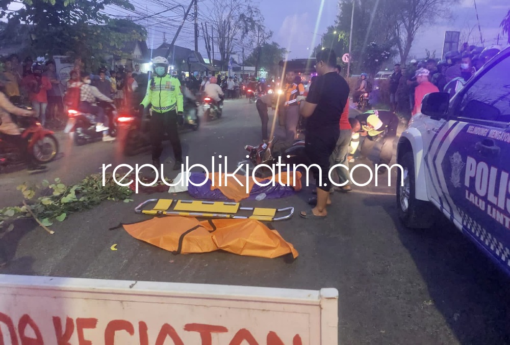 EVAKUASI - Sejumlah petugas Lantas, Polresta Sidoarjo mengevakuasi korban kecelakaan, Sulton Saudi (38) warga Kelurahan Sidodadi, Kecamatan Simokerto, Kota Surabaya di JL Raya Tebel, Kecamatan Gedangan, Sidoarjo, Rabu (04/01/2023) petang.