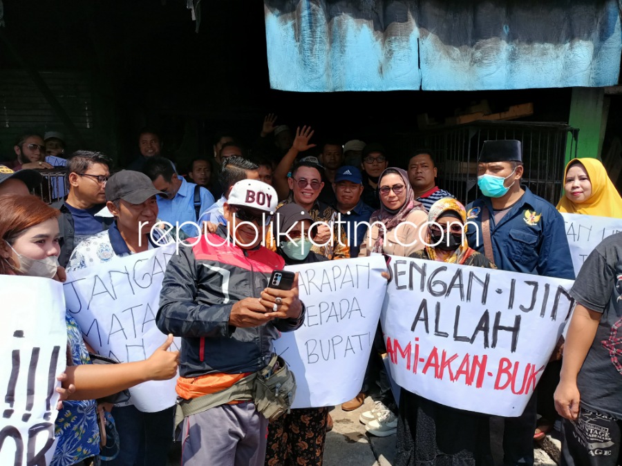 SIDAK - Sejumlah anggota dan pimpinan Komisi B DPRD Sidoarjo menggelar sidak ke Pasar Unggas Sepanjang, Kecamatan Taman, Sidoarjo untuk memastikan pedagang dan pemotong unggas bisa beroperasi lagi, Kamis (05/01/2023).
