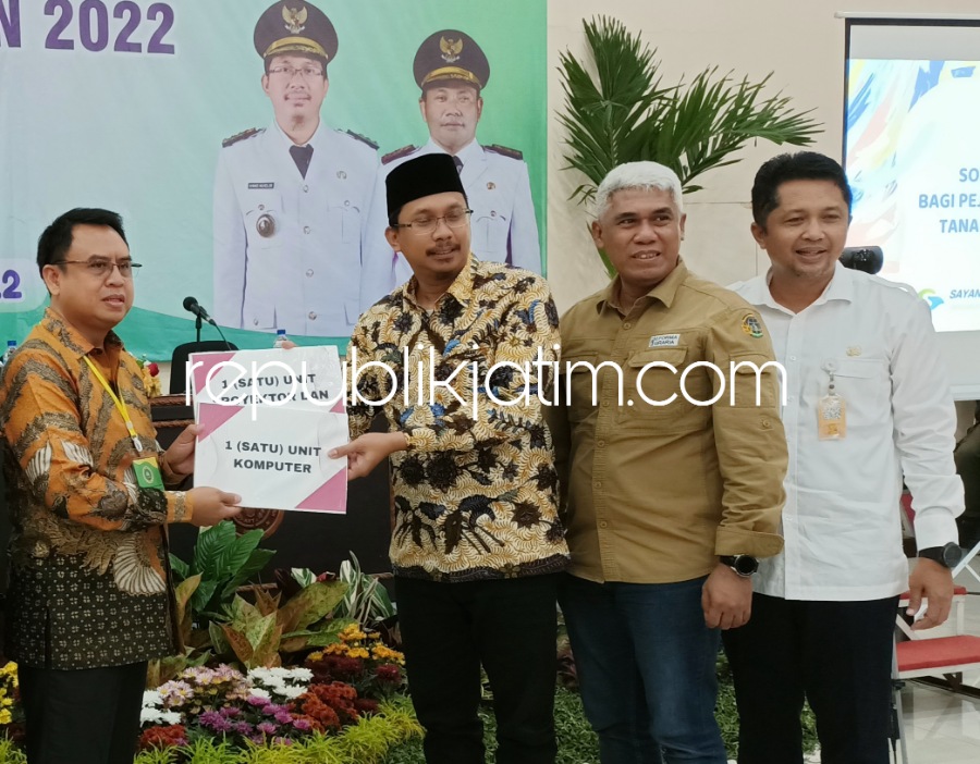 SOSIALISASI - Kepala BPPD Ari Suryono saat mendampingi Bupati Sidoarjo Ahmad Muhdlor Ali saat sosialisasi BPHTB bersama PPAT Sidoarjo beberapa waktu lalu.