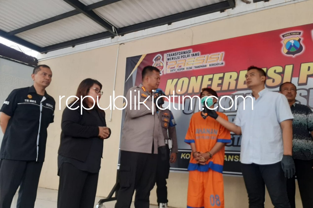 TERTANGKAP - Tersangka B (21) warga Desa Pepe, Kecamatan Sedati, Sidoarjo ditangkap tim Satuan Reskrim Polresta Sidoarjo karena dituduh membunuh temannya sendiri DN (20) di lapangan Desa Semampir, Kecamatan Sedati, Sidoarjo, Jumat (06/01/2023).