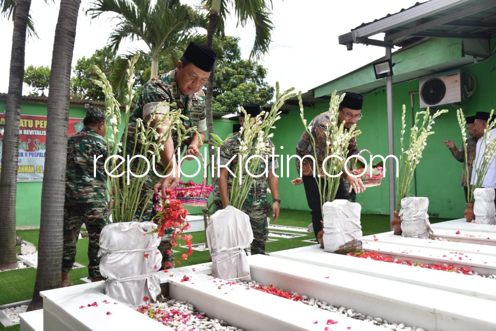 KUNJUNGAN - Pangdam V Brawijaya, Mayjen TNI Farid Makruf kunjungan dalam rangka sowan ke KH Agoes Ali Masyhuri (Gus Ali), Ulama Kharismatik asal Sidoarjo sekaligus Pengasuh Pesantren Progresif Bumi Shalawat Lebo dan sowan Auliya Sono, Jumat (06/01/2023).