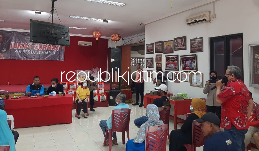 DIALOG - Kapolresta Sidoarjo Kombes Pol Kusumo Wahyu Bintoro berdialog dengan perwakilan kaum Tionghoa Krian yang tergabung dalam Paguyuban Sosial Marga Tionghoa Indonesia (PSMTI) di Klenteng Teng Swie Bio Krian, Jumat (06/01/2023).