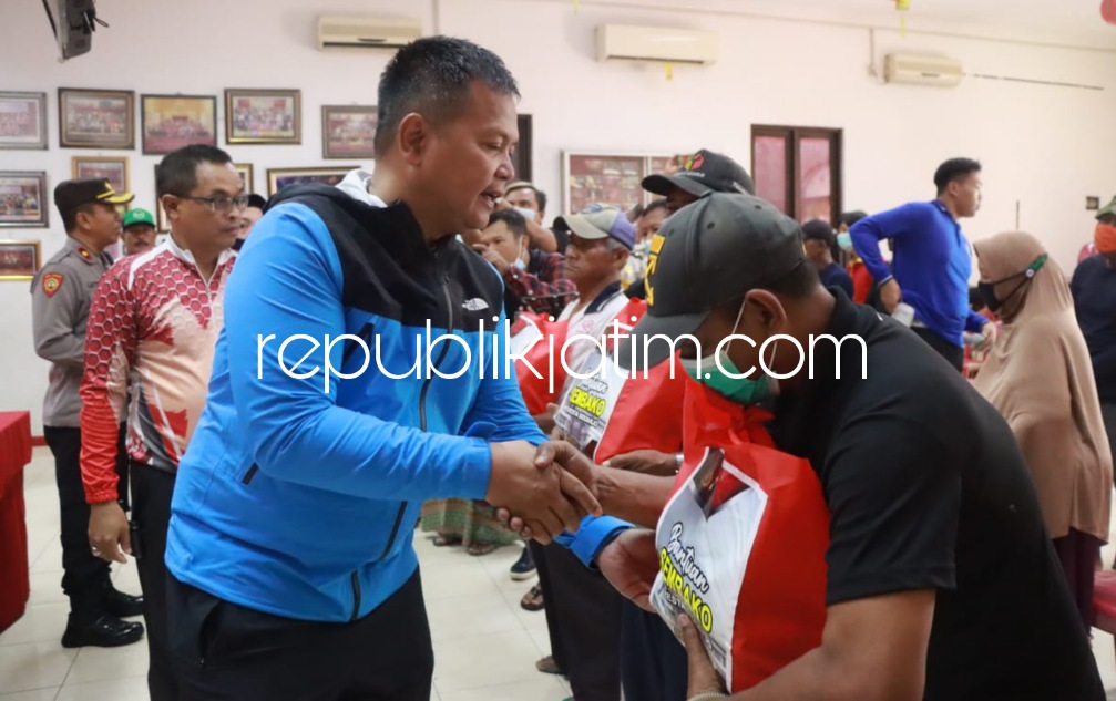 SEMBAKO - Kapolresta Sidoarjo Kombes Pol Kusumo Wahyu Bintoro membagikan sembako usai berdialog dengan warga etnis Tionghoa di Klenteng Teng Swie Bio, Krian, Sidoarjo, Jumat (06/01/2023).