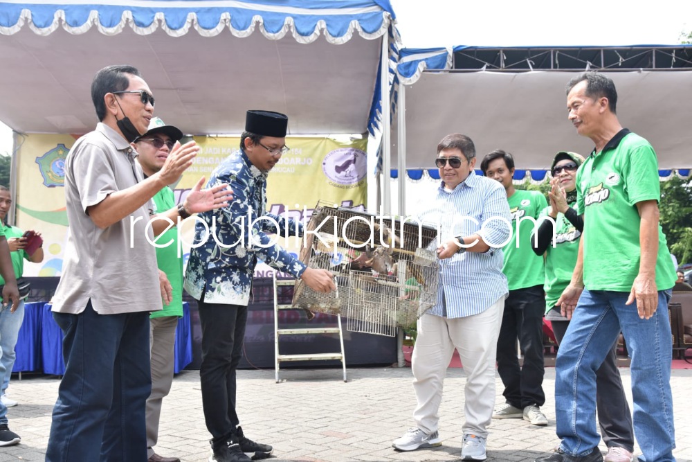 BUKA - Bupati Sidoarjo, Ahmad Muhdlor membuka Lomba Kicau Mania bersama Ketua PBI Pusat Bagya Rahmadi, Ketua PBI Cabang Sidoarjo Nurchozin, Ketua Komisi B DPRD Bambang P dan Kepala Dinas Pangan dan Pertanian Eni R di GOR Sidoarjo, Minggu (08/01/2023).