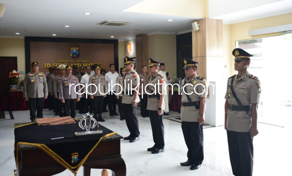 SERTIJAB - Kapolresta Sidoarjo Komisaris Besar Polisi Kusumo Wahyu Bintoro memimpin upacara serah terima jabatan (sertijab) Kabag Ops Polresta Sidoarjo dan Kapolsek Wonoayu di Polresta Sidoarjo, Senin (09/01/2023).