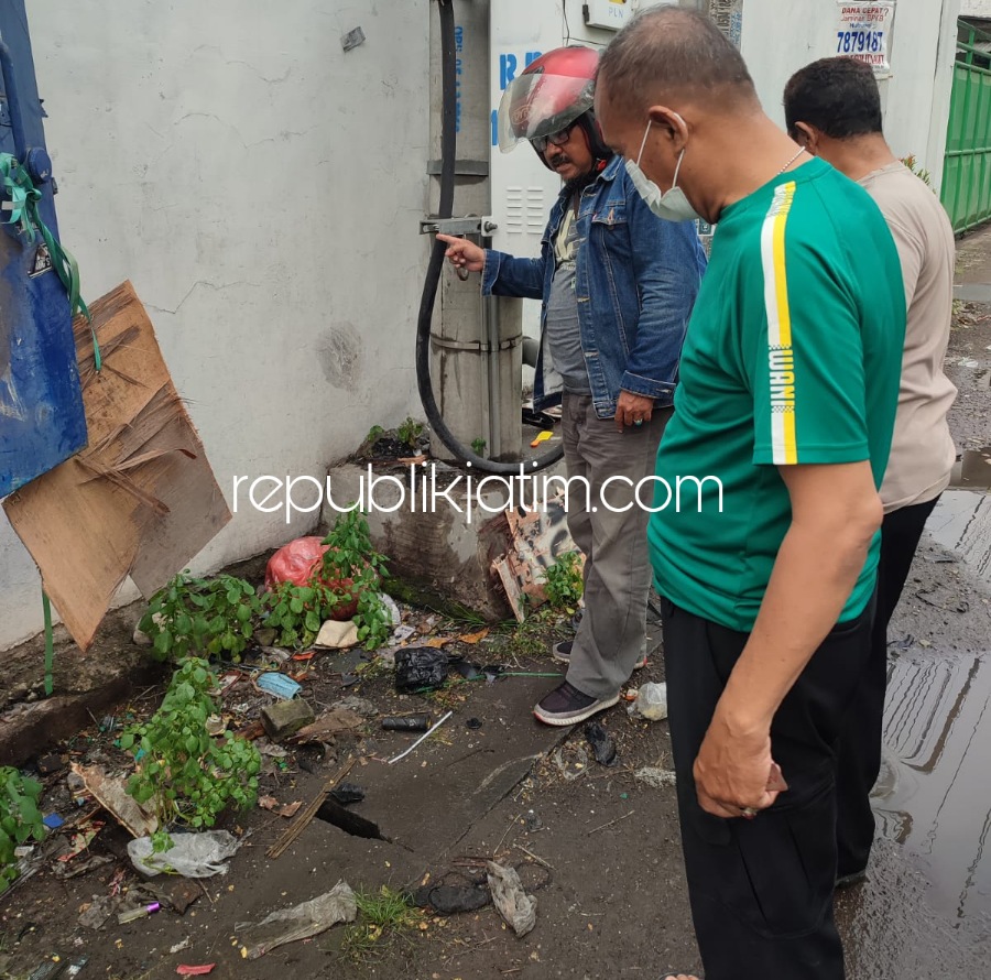 TKP - Sejumlah petugas dan relawan menunjukkan lokasi pengendara motor yang menabrak tiang listrik di JL Raya Sepanjang, Kecamatan Taman, Sidoarjo, Senin (09/01/2023).