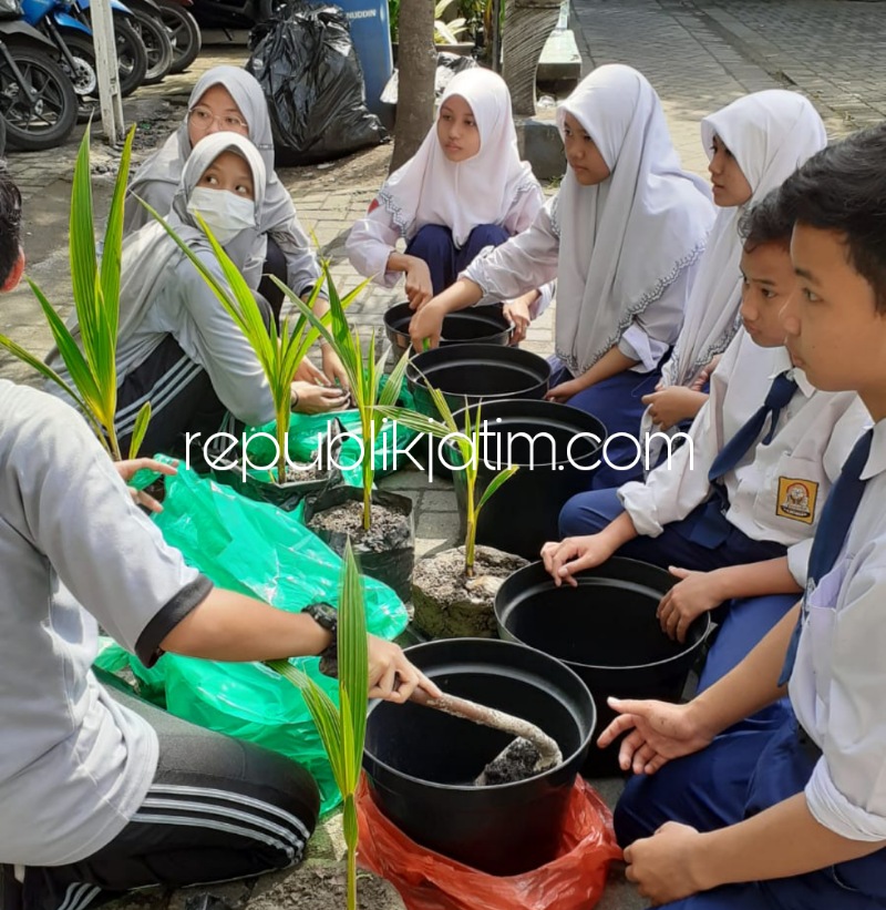 TANAM - Siswa dan siswi SMA Al Muslim Waru, Sidoarjo menggelar kegiatan menanam pohon kelapa bersama dengan menggandeng SMP yang ada di sekitar wilayah Kecamatan Waru, Selasa (10/01/2023).