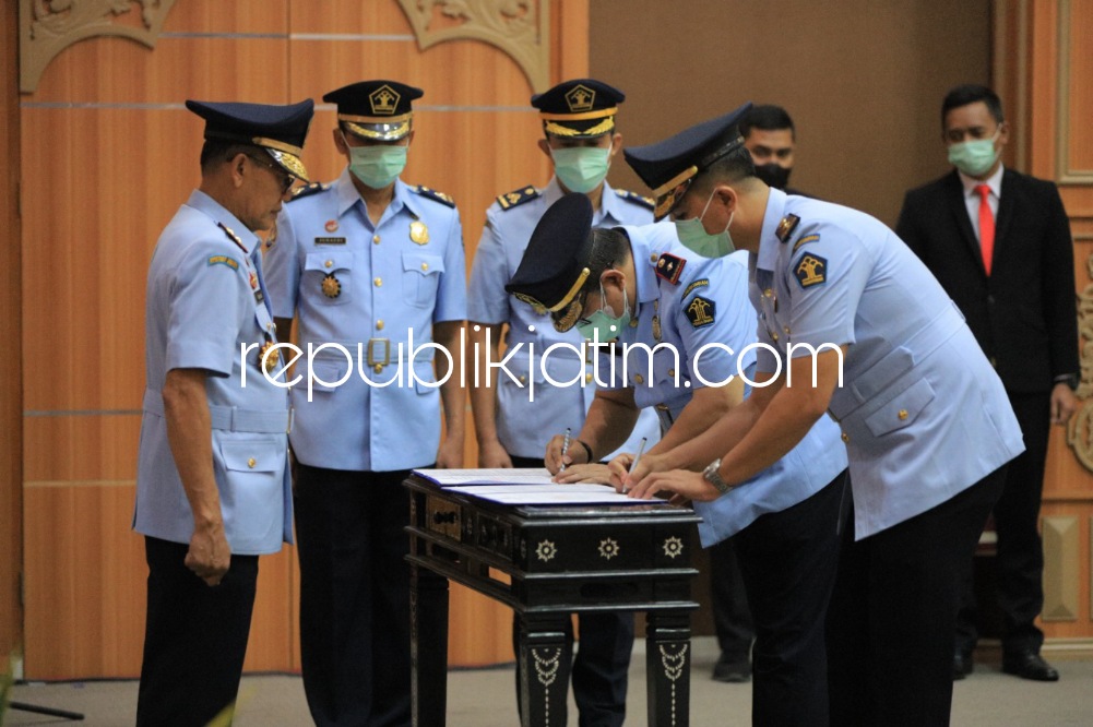 LANTIK - Kakanwil Kemenkumham Jatim, Imam Jauhari melantik empat Kepala Kantor Imigrasi (Kakanim) jajarannya, Kamis (12/01/2023).
