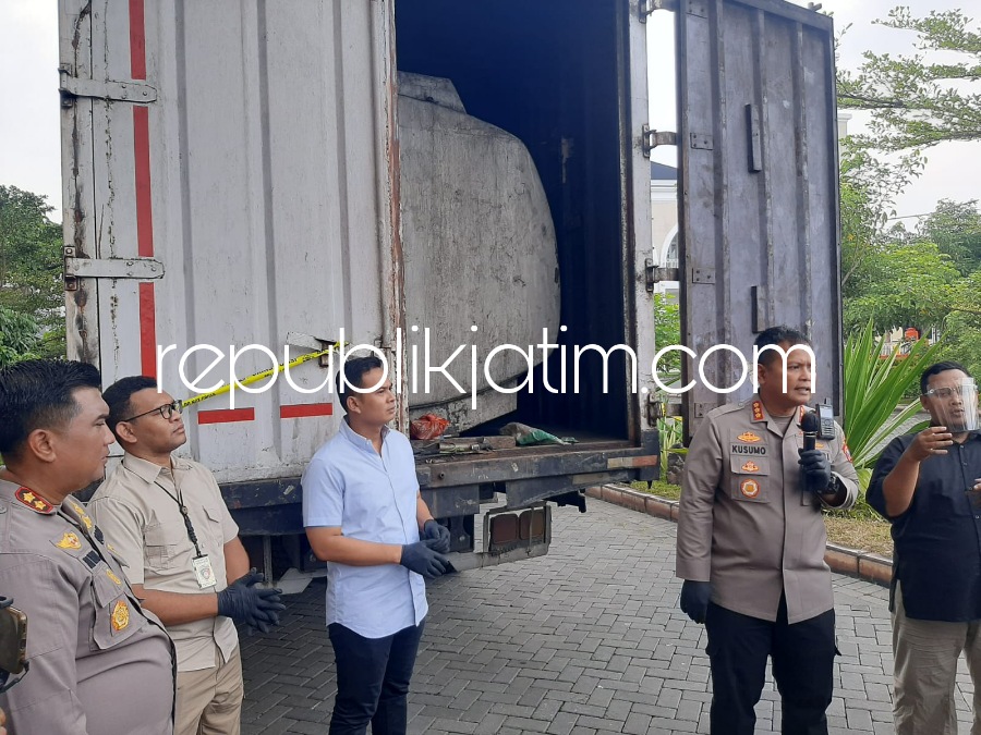 TERSANGKA - Kedua tersangka FT dan SH warga Semarang Jawa Tengah saat diamankan di Polresta Sidoarjo karena perbuatannya mengangkut BBM Bio Solar bersubsidi pemerintah beserta truk boks dan tangkinya, Kamis (12/01/2023).