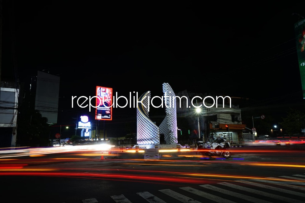 IKON BARU - Keberadaan Tugu Hikayat Sang Delta di perempatan jalan Babalayar, Sidoarjo penuh dengan makna simbolik dan bernilai seni tinggi dan tampak seperti tunas pohon bambu yang bakal menjulang tinggi, Jumat (13/01/2023) malam. 