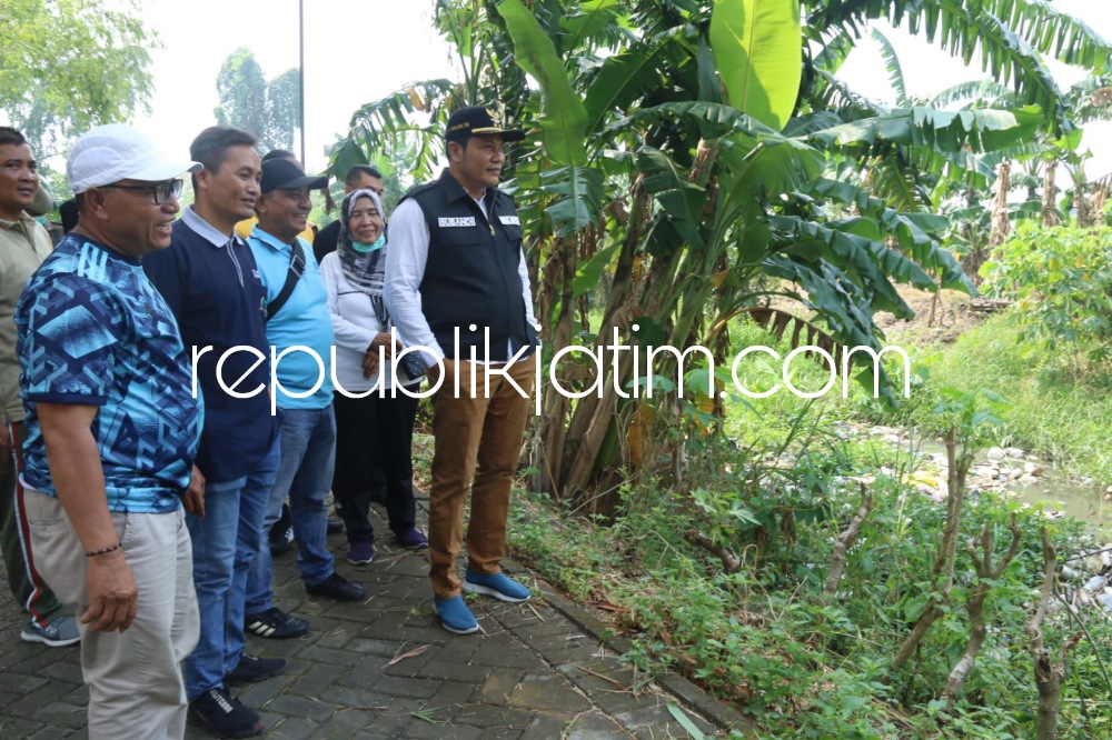 SIDAK - Wabup Sidoarjo, Subandi menggelar inspeksi mendadak (Sidak) ke sungai yang dipenuhi tumpukan sampah yang berada di RT 14, RW 05, Desa Sumberejo, Kecamatan Wonoayu, Sidoarjo, Jumat (13/01/2023). 